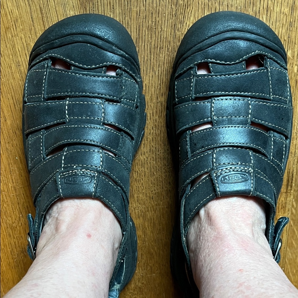 Keen Women’s Black Leather Huaraches Sandals. Size 7